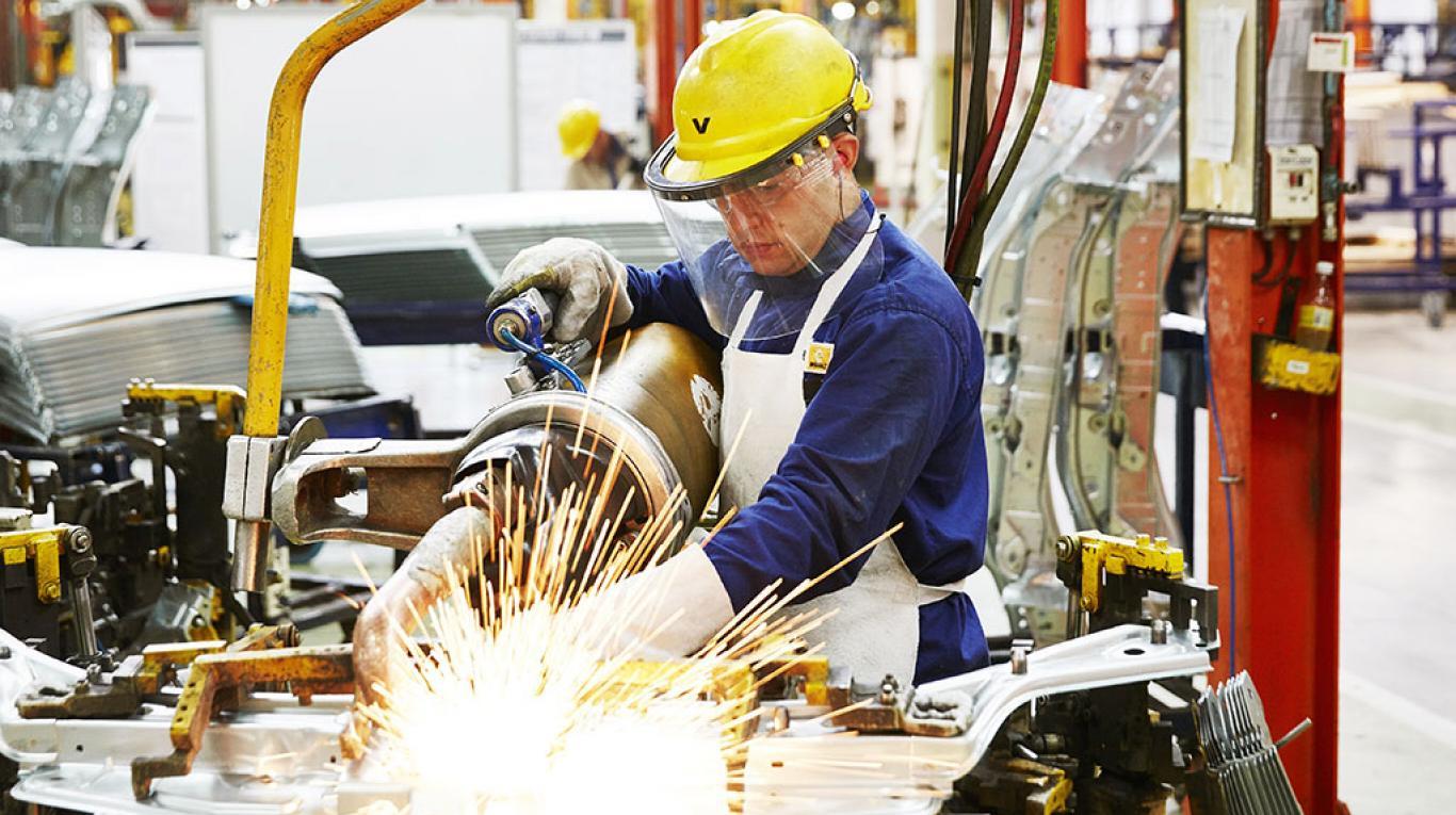 Según Invenómica, para impulsar el mercado automotor Argentina necesita importar autopartes, y no tiene los dólares suficientes